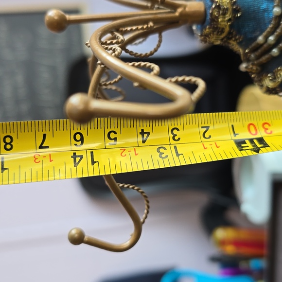 Pretty Mannequin-style Jewelry Holder - Picture 4 of 4